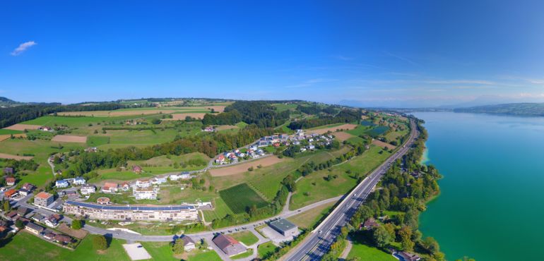 Drohnenbild mit Sicht auf die Autobahn Richtung Sempach