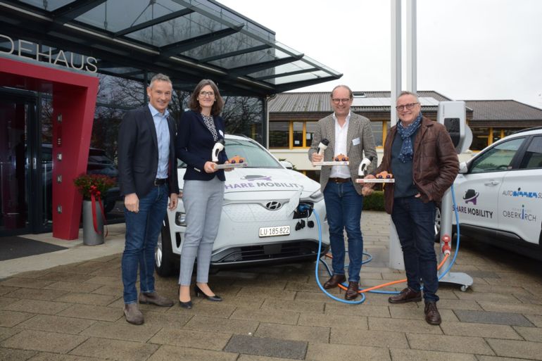 Inhaber der Auto Birrer AG mit den Vertreter der Partnergemeinden
